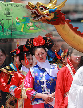 La comunidad china de Castellón celebra el Festival del Bote del Dragón