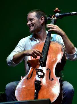 El violonchelista y compositor Matthieu Saglio en el Festival de jazz de Peñíscola