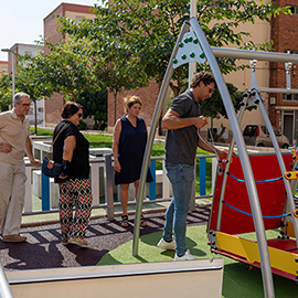 Castelló instala nuevos juegos inclusivos en la plaza Josefina López
