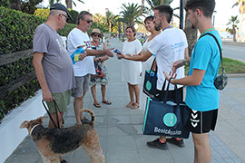 Benicàssim continúa con la campaña ´Tu Mascota, Tu Responsabilidad´ en el paseo marítimo