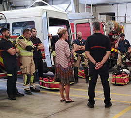 La alcaldesa de Castelló, Amparo Marco agradece a los bomberos municipales su trabajo en el incendio de Bejís