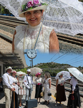 Personajes de la Belle Époque en la estación de tren de Benicássim