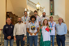 Los palistas del Real Club Náutico de Castellón que han participado en el mundial de kayak-polo recibidos en el Ayuntamiento de Castellón