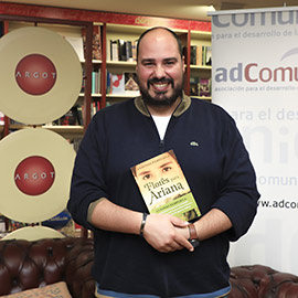 Antonio Pampliega presentó su novela ´Flores para Ariana´