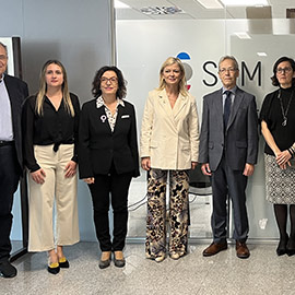 Gabriela Bravo, visita al Servicio de Orientación y Mediación, SOM, de Castelló