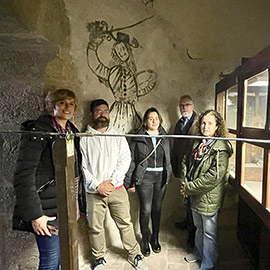 Cultura restaura la pintura de un espadachín del siglo XVI a la sala del reloj del Fadrí