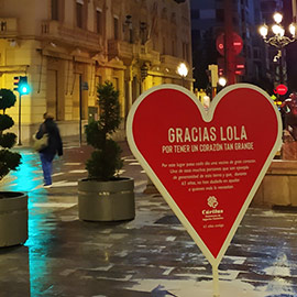 Castelló amanece con 16 corazones de agradecimiento, instalados por Cáritas Diocesana de Segorbe-Castellón