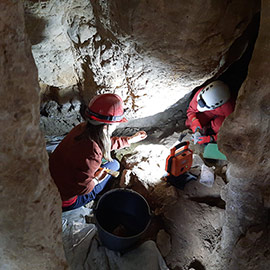 La tercera campaña de excavaciones en el yacimiento de la Cova dels Diablets de la Serra d´Irta documenta enterramientos de unos 4.800 años