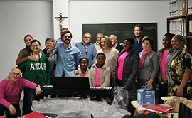 Un piano para la familia de Odosha, un regalo muy especial para el Coro de Cáritas Diocesana