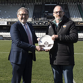 La Diputación de Castellón recibe en Castalia el plato conmemorativo del centenario del CD Castellón