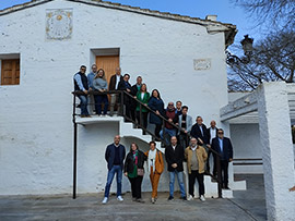 Som Castelló baja del ermitorio de la Magdalena con los 14 primeros números de la  lista con la que concurre a las elecciones municipales del 28-M
