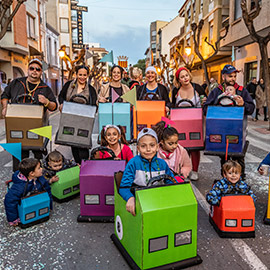 Las calles de Benicàssim se inundan de color en el desfile de Carnaval