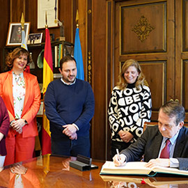 Marco recibe en el Ayuntamiento al presidente de la Federación Española de Municipios y Provincias