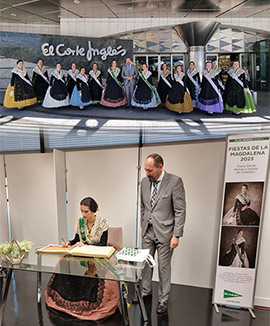 Las Reinas de las fiestas de la Magdalena visitan El Corte Inglés