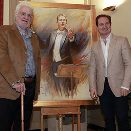 El pintor José Forner entrega un retrato al músico Ramón Tebar