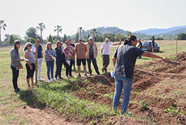 Onda inicia los talleres de verano en su huerto intergeneracional aprendiendo el calendario de plantación