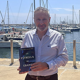 Francisco Toledo Lobo presenta en La Bohemia cultureclub, en Castellón, su primera novela, La Estrella de Ébano