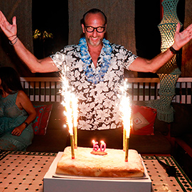 Manolo Armengot celebra su 50 cumpleaños con una fiesta hawaiana y rock party
