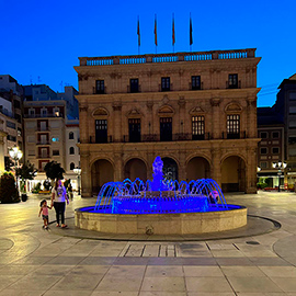 La fuente de la plaza Mayor se ilumina de color azul contra los crímenes de odio