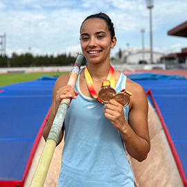 La atleta de salto con pértiga, Alejandra Saborit, consigue en seis meses proclamarse dos veces campeona de España Sub20 y ser de nuevo internacional
