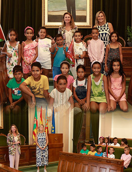 La alcaldesa de Castellón abre el Ayuntamiento a los 14 niños y niñas saharauis que pasan el verano en la ciudad