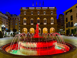 El Fadrí y la fuente de la plaza Mayor se ilumina con los colores de la bandera de España para rendir homenaje a la selección femenina de fútbol