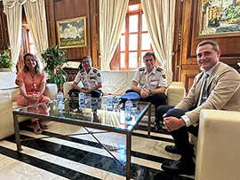 La alcaldesa apuesta por reforzar la colaboración entre el Cuerpo Nacional de Policía y la Policía Local
