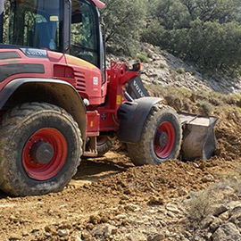 El Consorcio Provincial de Bomberos trabaja con maquinaria pesada para adecuar las infraestructuras afectadas por el último temporal de lluvias