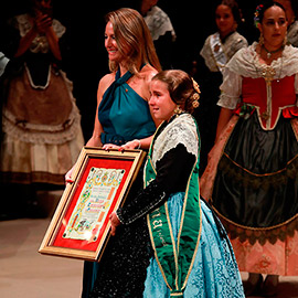 Imposición de bandas a la reina infantil Vega Torrejón Garrot y su corte de honor