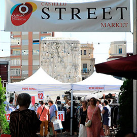 La alcaldesa Begoña Carrasco traslada el apoyo de su gobierno al tejido comercial en la feria Street Market