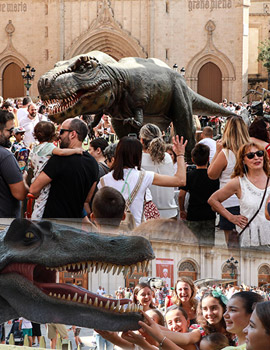 El evento Expo Jurásico llena de ambiente la plaza Mayor de Castellón