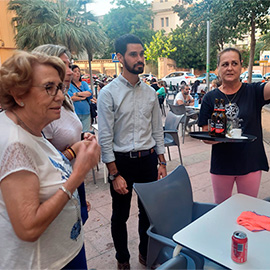 El concejal de Medio Ambiente, Cristian Ramírez, se reúne con vecinos de la plaza Juan XXIII para consensuar soluciones al problema del arbolado