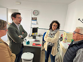 Alberto Vidal, concejal de Familia e Infancia, visita el proyecto La Llar de Cáritas
