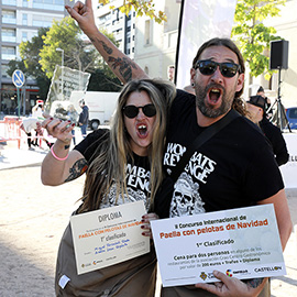 Miguel Forcadell y Amelia Lana ganan el concurso de paella con pelotas de Navidad