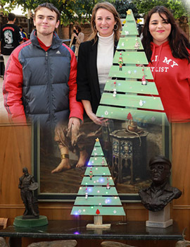 La Alcaldesa de Castellón Begoña Carrasco visita el mercadillo navideño del alumnado del colegio de Educación Especial Penyeta Roja