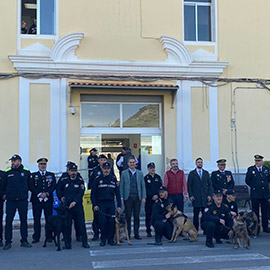 25 policías locales de toda la Comunidad Valenciana con sus respectivos canes reciben en Castellón el certificado para prestar servicio operativo