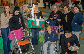 La presidenta de la Diputación de Castellón hace entrega de juguetes al alumnado del Centro de Educación Especial Penyeta Roja