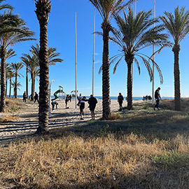 Estudiantes del Colegio San Cristóbal se unen en la lucha por el medio ambiente con la limpieza en la Playa del Planetario de Castellón