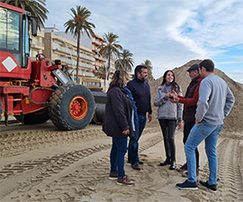 El Ayuntamiento de Torreblanca levanta dunas en sus playas para protegerlas de los temporales invernales