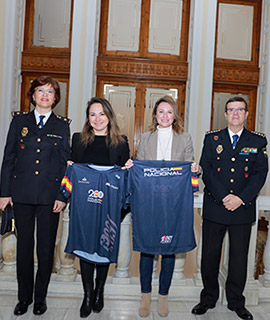 La alcaldesa de Castellón recibe la camiseta oficial de la carrera solidaria “RUTA 091” organizada por la Policia Nacional