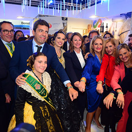 Las reinas de las fiestas entregan al presidente Carlos Mazón la pulsera de la Magdalena 2024