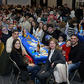 Tradicional cena de pa i porta en la Sala Grau