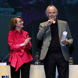 La UJI entrega la Medalla de la Universidad a Joan Manuel Serrat en el acto de celebración del 33 aniversario de la institución