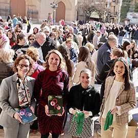 Reparto del ´llibret´, la cinta y la pulsera de la Magdalena en la plaza Mayor de Castellón