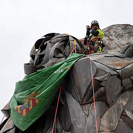 Imposición del pañuelo magdalenero a la estatua de Tombatossals