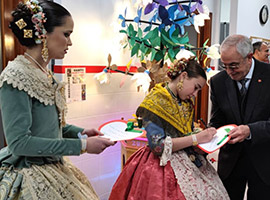 Las Reinas de las Fiestas de la Magdalena visitan la sede de Cáritas Diocesana