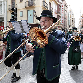 La música de las bandas internacionales ambienta las calles de Castellón