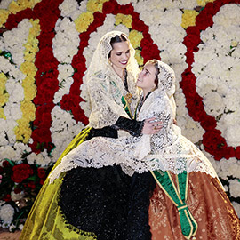 Ofrenda de flores a la patrona, la Mare de Déu del Lledó