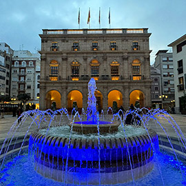 La fuente de la plaza Mayor se ilumina de color azul por el Día Mundial del Agua