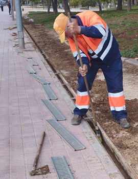 El Ayuntamiento se anticipa a las lluvias con la limpieza de imbornales